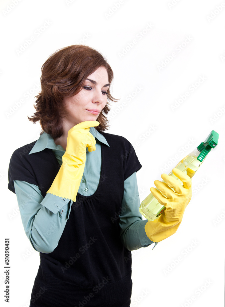 Frau prüft ihr Reinigungsmittel Frau prüft ihr Reinigungsmittel