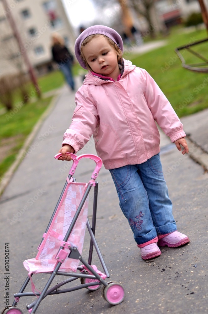 Obraz premium bébé jouant avec poussette