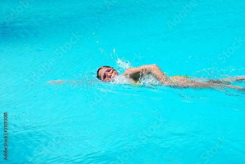 donna nuotando a stile libero