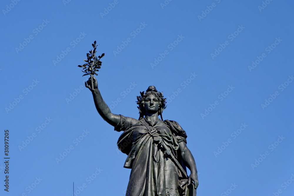 Marianne tenant un rameau d'olivier. République, Paris.