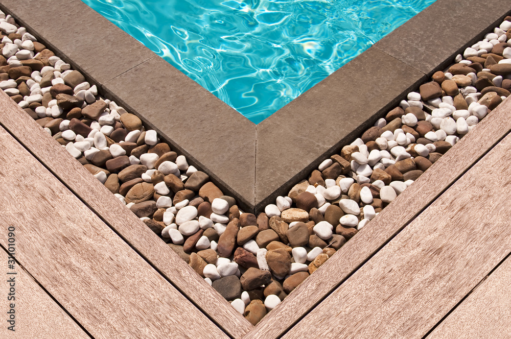 Piscine extérieure, deck et galets Photos | Adobe Stock