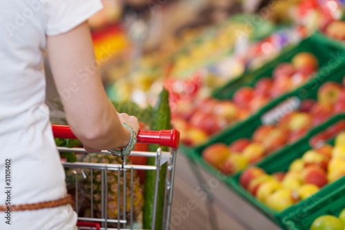 kundin kauft obst und gemüse im supermarkt photo