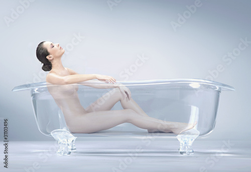 Canvas-taulu brunette beauty takes a bath