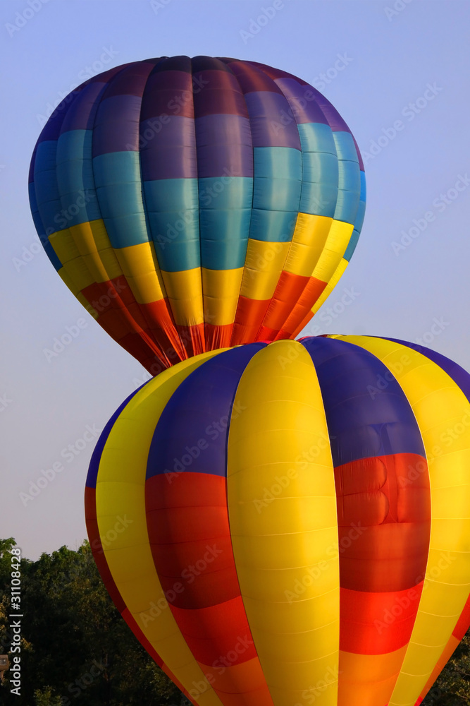 Fototapeta premium Dwa balony na ogrzane powietrze na niebie o zmierzchu