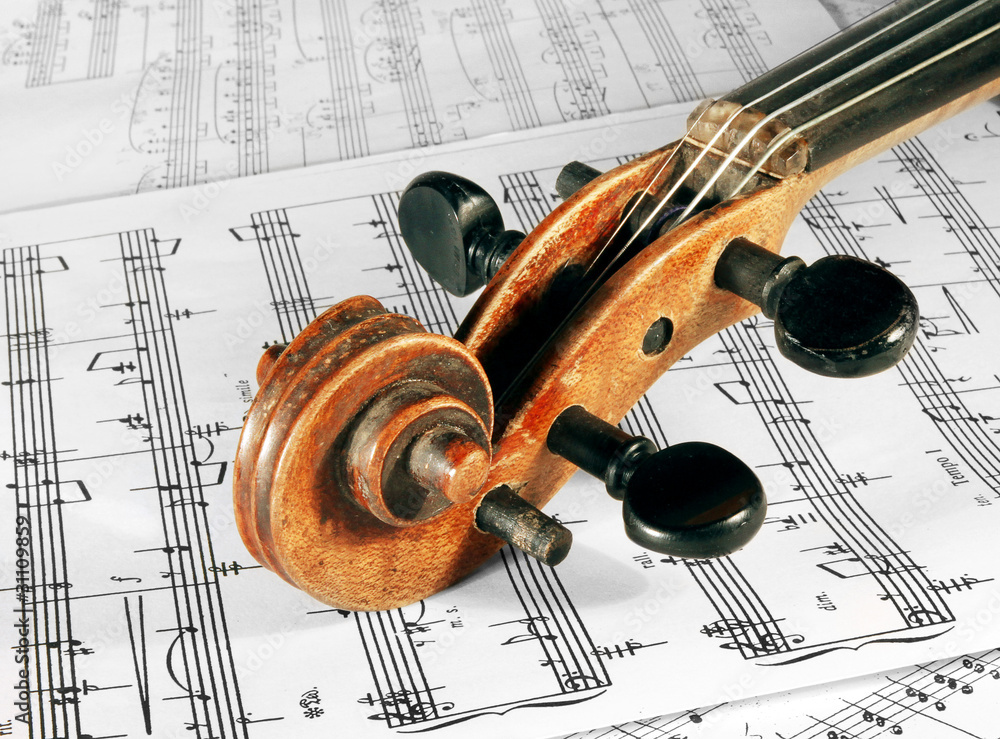 Naklejka premium Old violin head