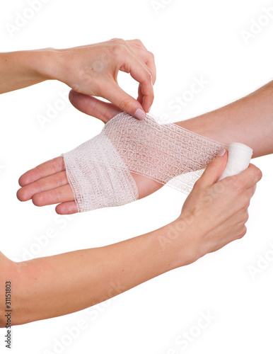 Krankenschwester verbindet Hand