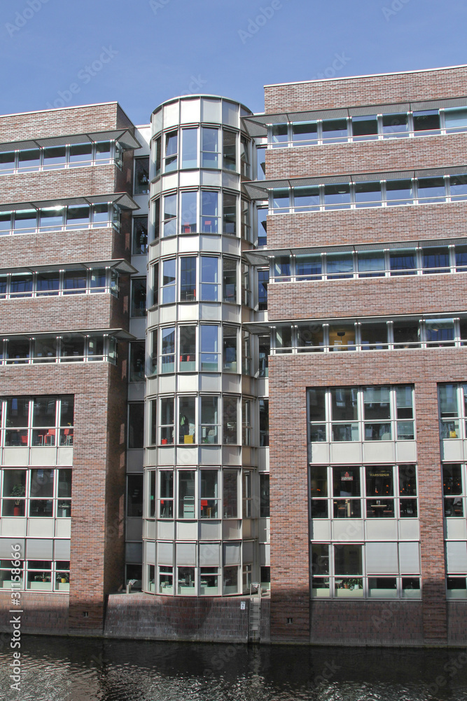 Fototapeta premium Bürogebäude an einem Fleet, Hamburg