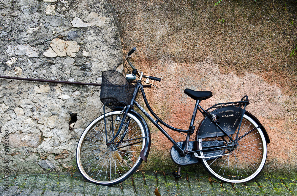 La bicicletta sul muro