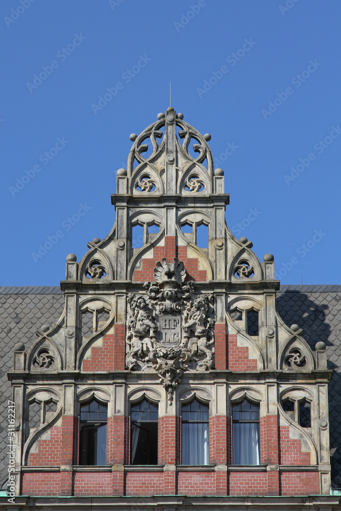 Giebel eines historischen Gebäudes in Hamburg