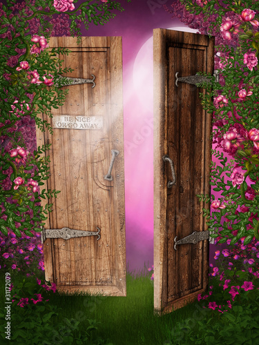 Drzwi w różanym ogrodzie
