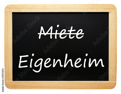 Miete / Eigenheim - Konzept Tafel - freigestellt