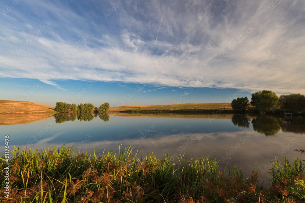 Naklejka premium lake and clouds