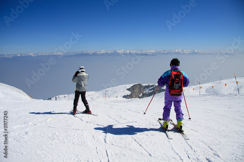 sciatori in cima alla Paganella (Trentino)