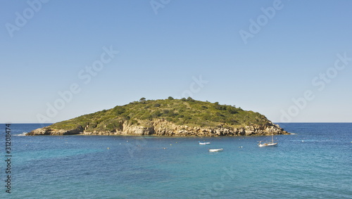 Grüne kleine Insel im Mittelmeer