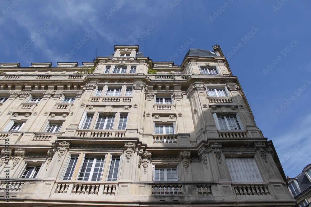 Immeuble bourgeois du quartier des Buttes-Montmartre à Paris
