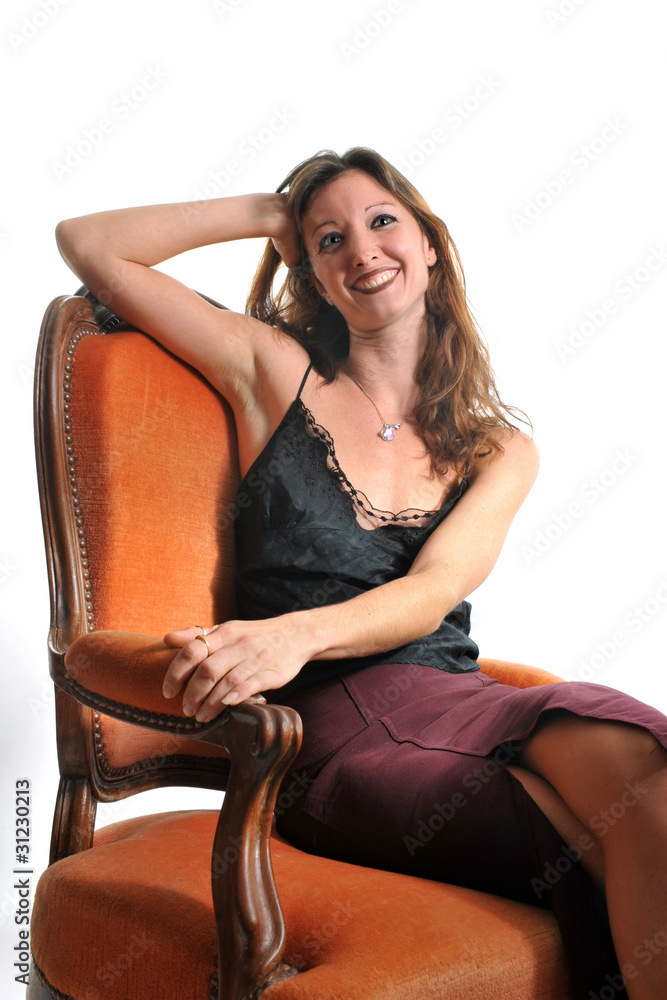 femme souriante sur un fauteuil femme souriante sur un fauteuil