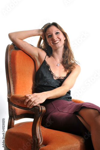 femme souriante sur un fauteuil
