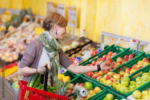 Foto zufriedene kundin kauft obst im supermarkt