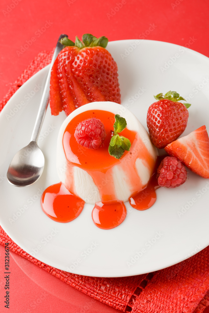 Panna Cotta con Sciroppo alla Fragola Panna Cotta con Sciroppo alla Fragola