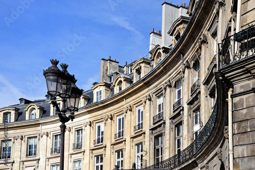 Paris : Immeubles et réverbère Place des Victoires