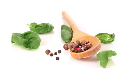 Fototapete Gewürze Wooden spoon, basil and spices isolated on white  © Africa Studio