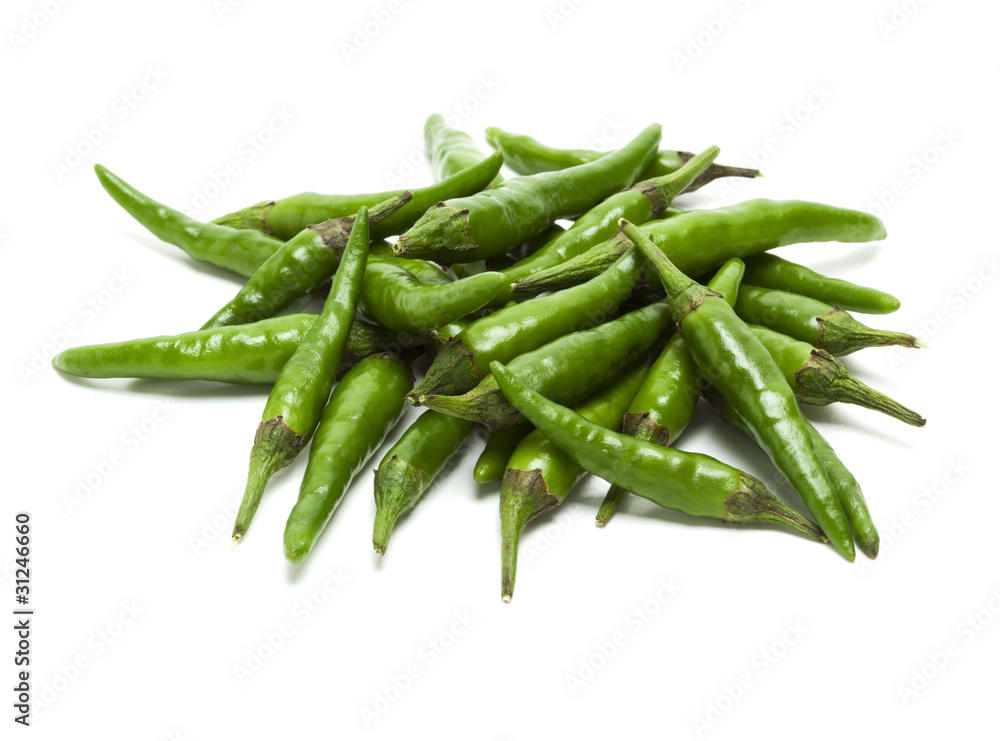 haufen grüne chili schoten isoliert haufen grüne chili schoten isoliert