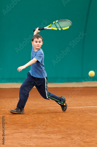 Boy playing tennis © Xalanx