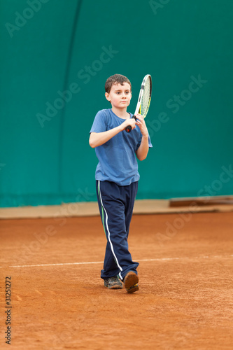Boy playing tennis © Xalanx