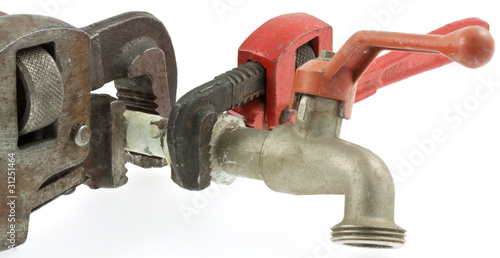 robinet-vanne et clés à griffes de plombier