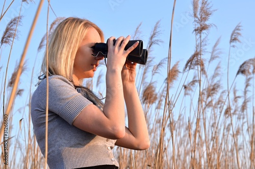 femme et télescope