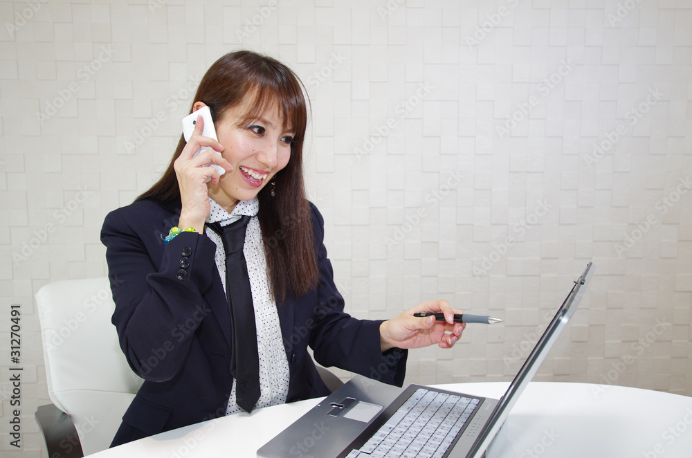 データを確認している笑顔の女性