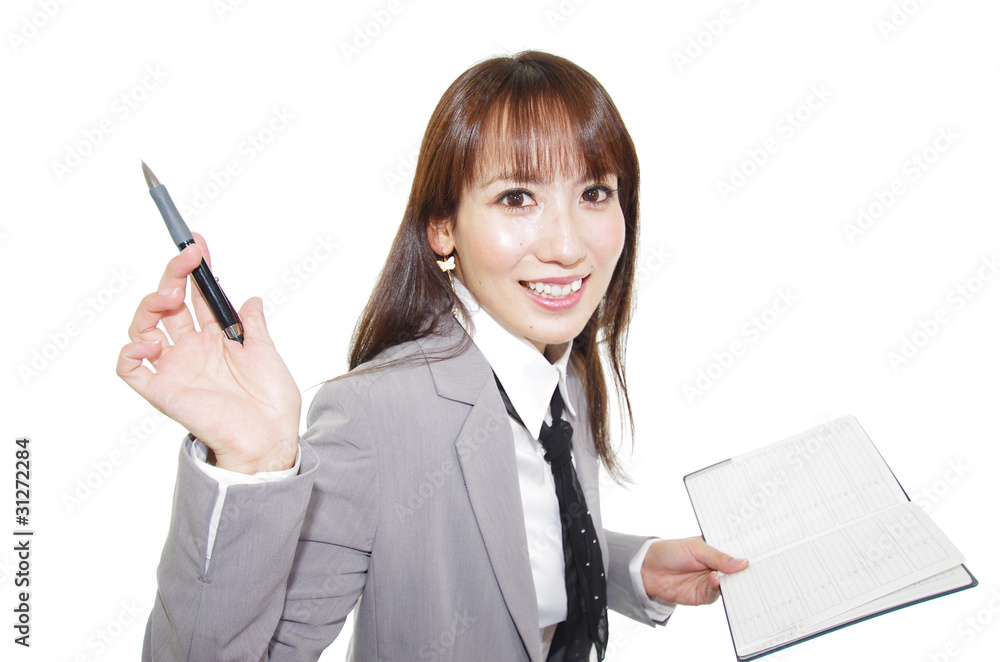 メモをする笑顔の女性 メモをする笑顔の女性