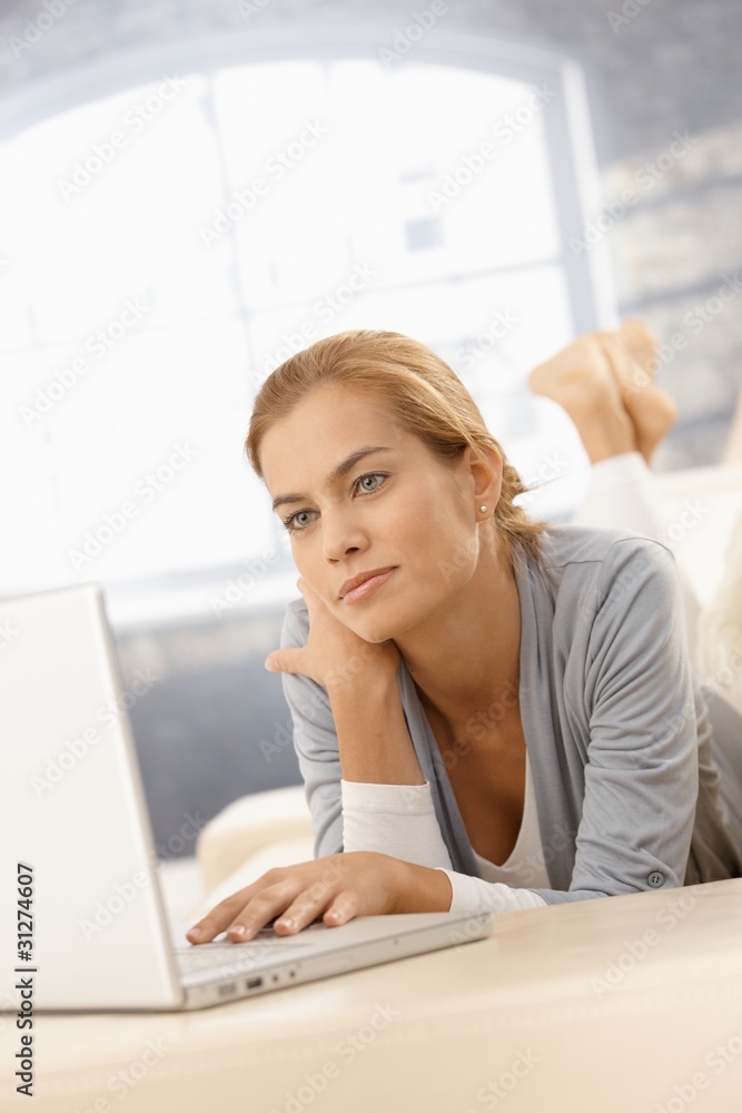 Obraz premium Young woman using laptop computer