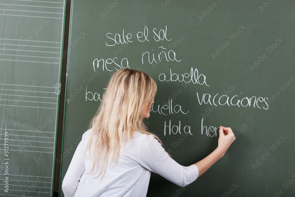 schülerin schreibt spanische vokabeln an die tafel schülerin schreibt spanische vokabeln an die tafel
