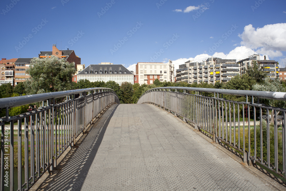 Ponte sul fiume, Leon Ponte sul fiume, Leon