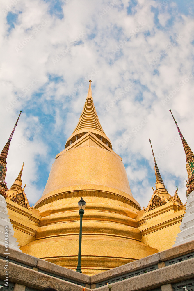 Fototapeta premium Gold pagoda, surrounded by the pagoda