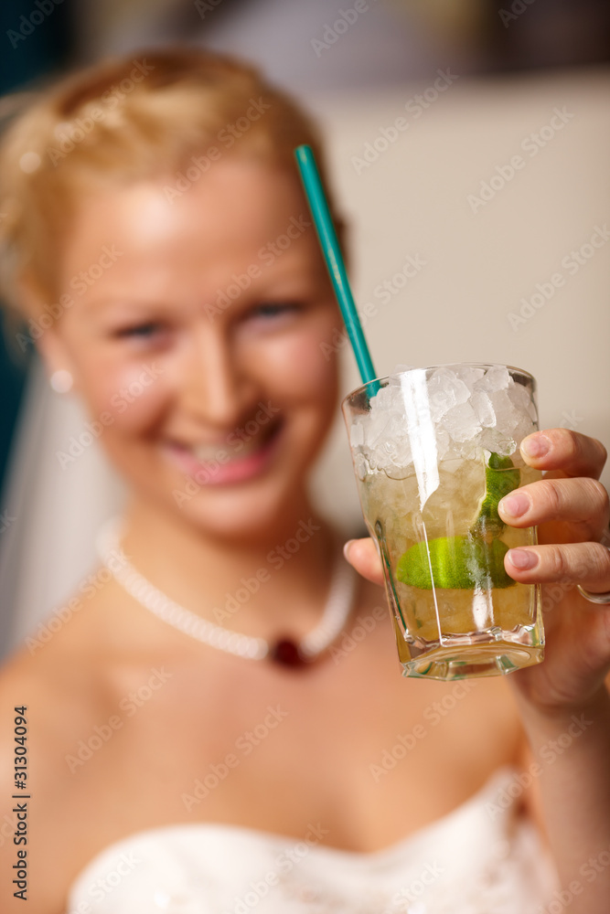 Fototapeta premium Braut trinkt Cocktail