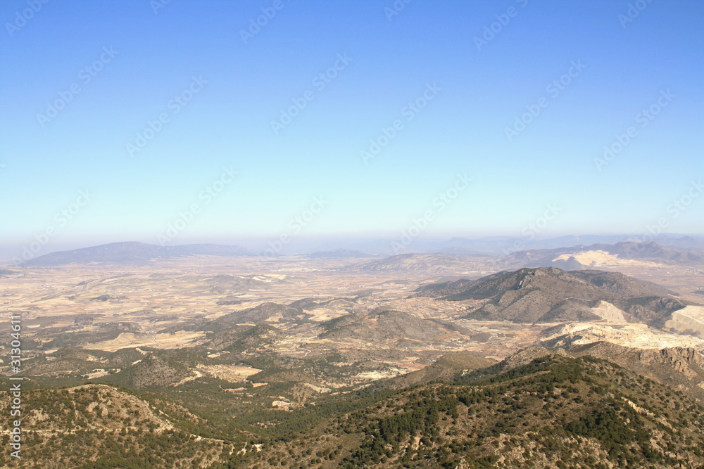paisaje de canteras en la frontera de Murcia y Alicante