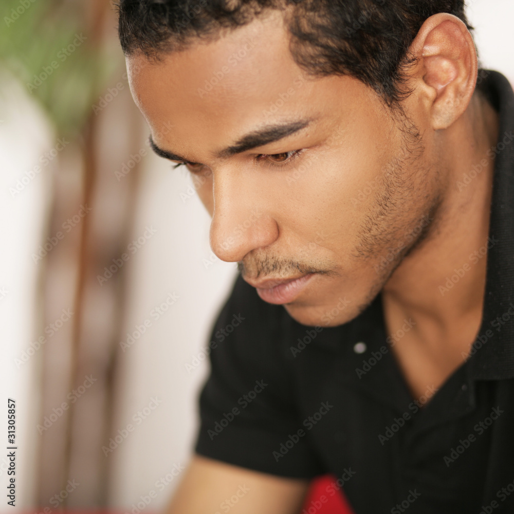 Obraz premium Nachdenklicher Mann