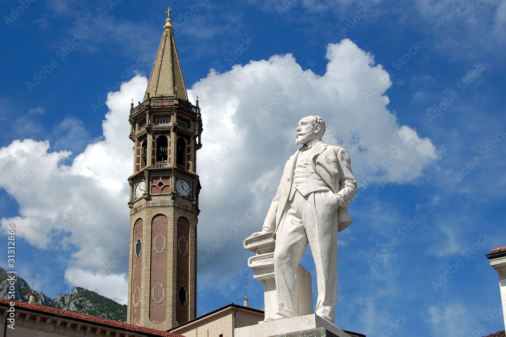 Statue von Mario Cermenati in Lecco