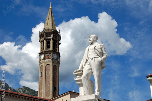 Statue von Mario Cermenati in Lecco