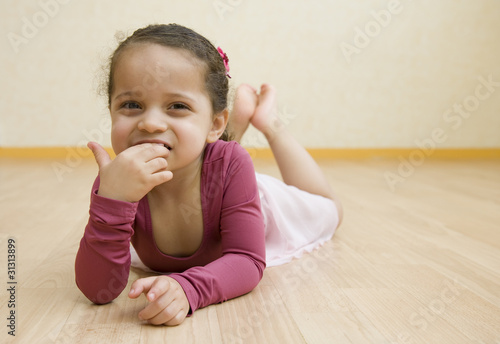 Fotografia Dans la salle de danse - jeune fille allongée par terre en tutu