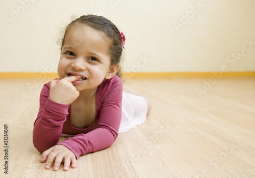 Fotografia Dans la salle de danse - jeune fille allongée par terre en tutu