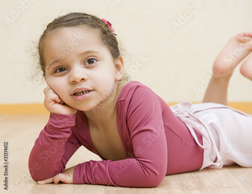 Quadro em tela Dans la salle de danse - jeune fille allongée par terre en tutu