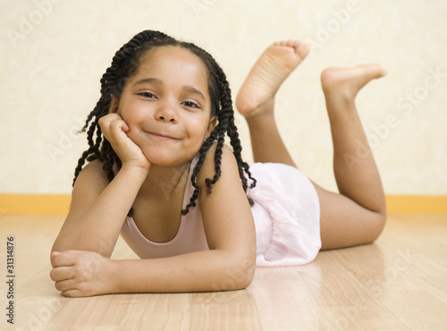 Fotografia Dans la salle de danse - jeune fille allongée par terre en tutu