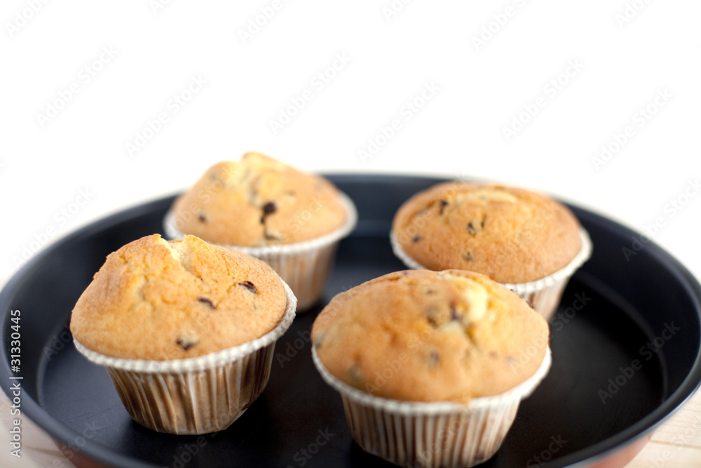 quatre muffins sur une plaque de cuisson quatre muffins sur une plaque de cuisson