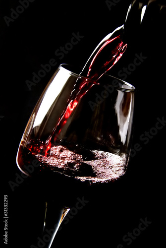 Calice di cristallo con vino in mescita