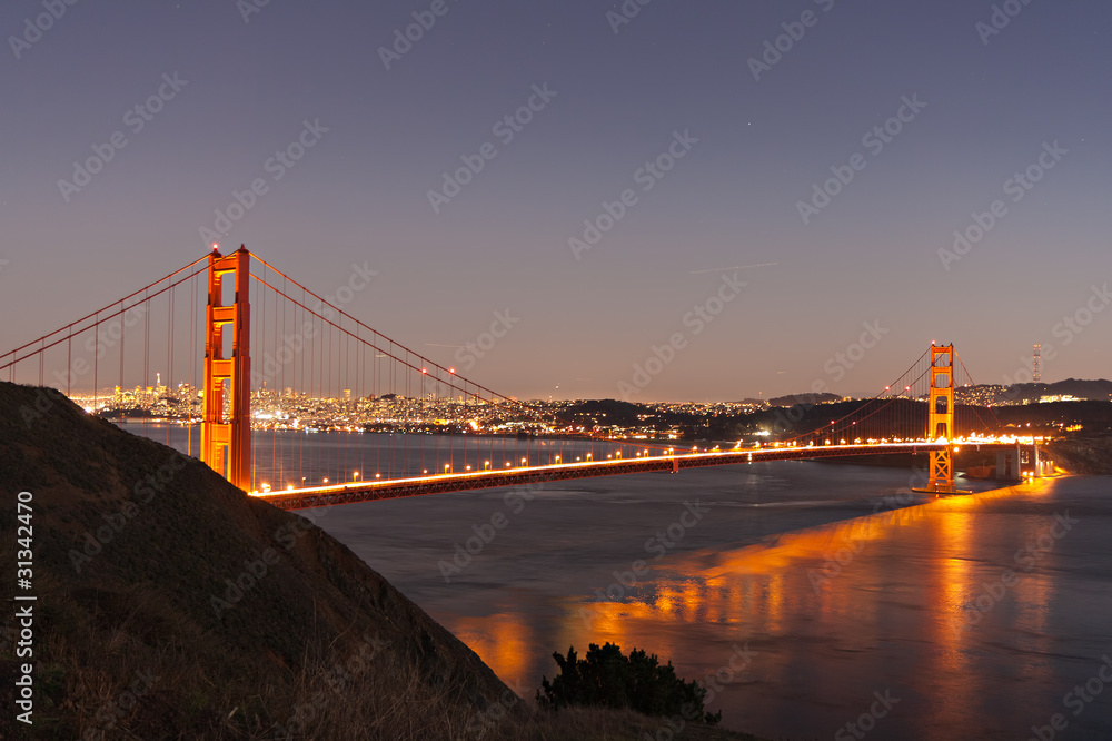 Fototapeta premium Golden Gate bridge at dusk