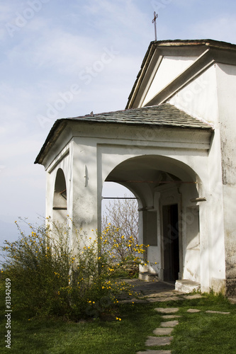 chiesa bianca sul lago maggiore photo