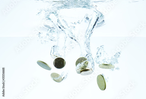 Münzen ins Wasser fallen1